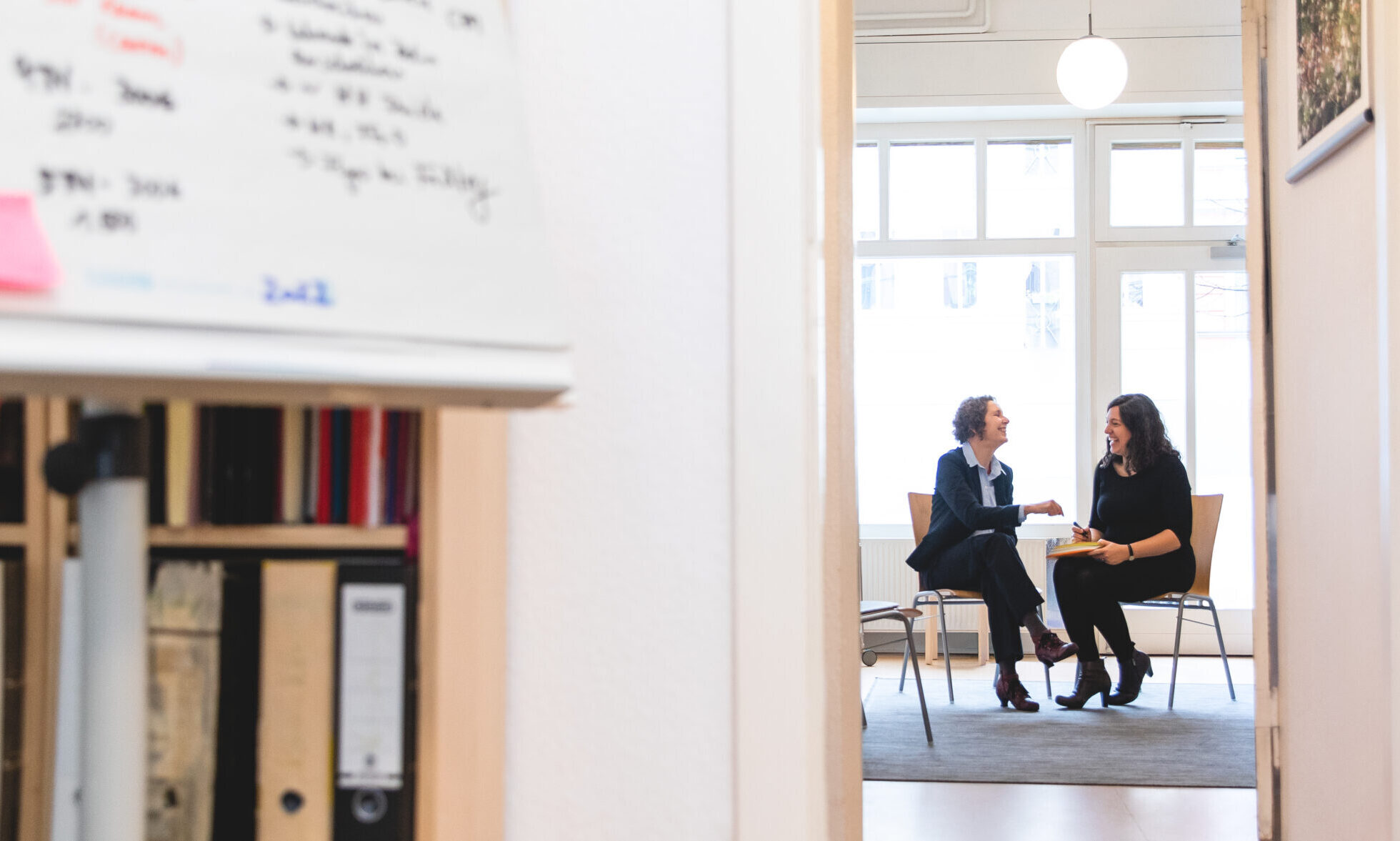 Team in einer modernen B&uuml;robesprechung zur Personalentwicklung