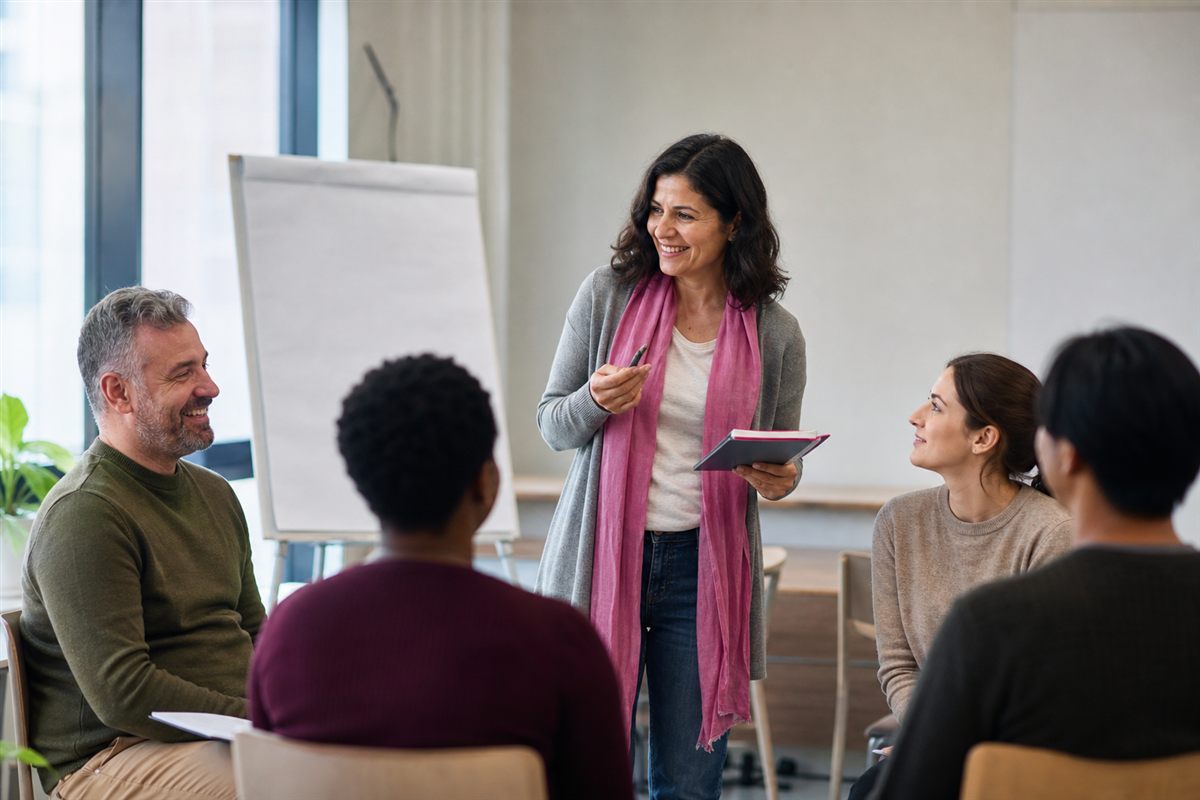 Weiterbildungsgruppe in einem hellen Seminarraum der Academy