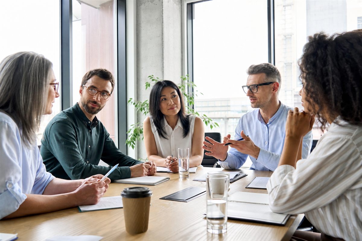 Team in einer modernen B&uuml;robesprechung zur Personalentwicklung