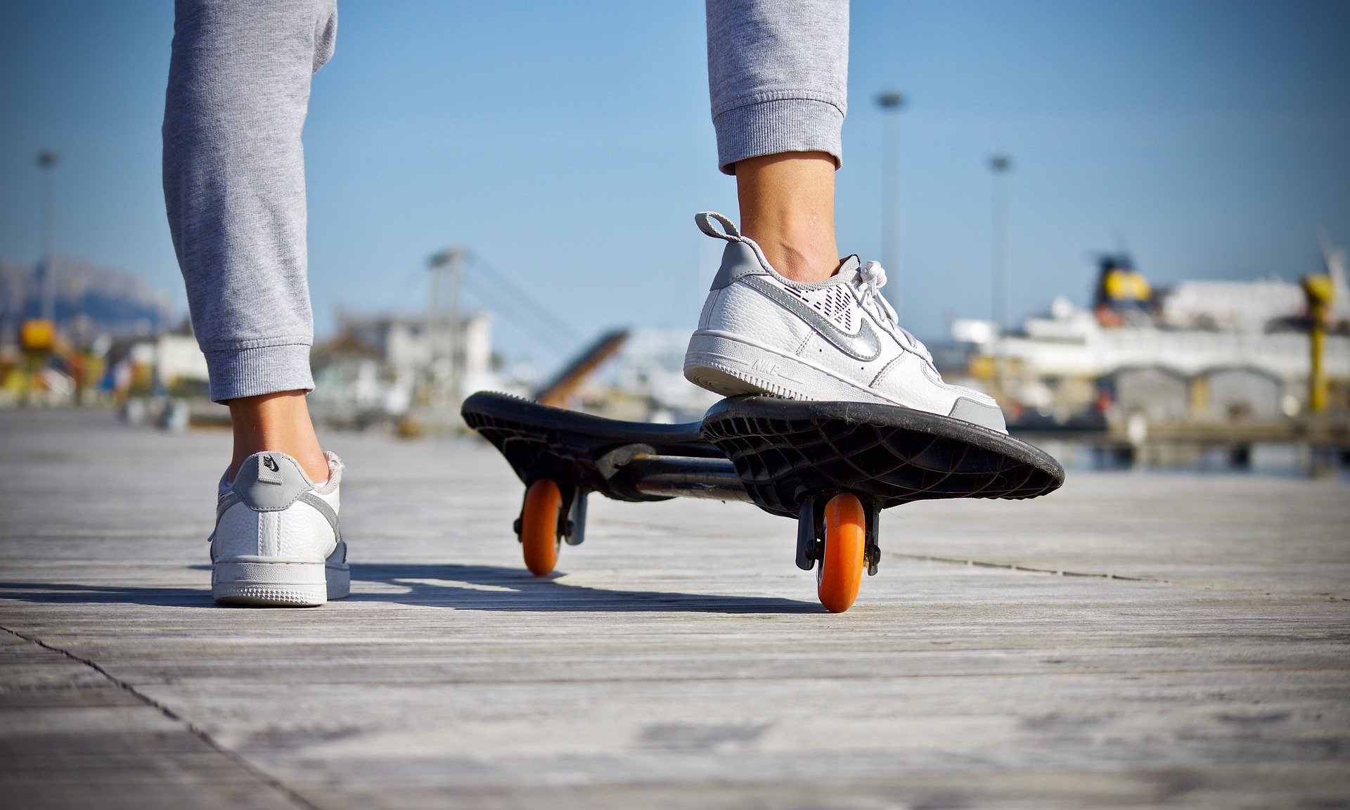 event-101 Person auf einem Waveboard am Hafen – Motiv für Bewegung und neue Perspektiven