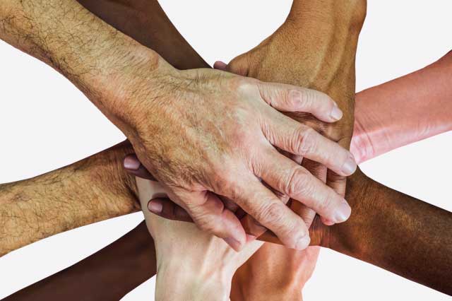 topic-zusammenarbeit Hände in einer Teambesprechung – Motiv für Zusammenarbeit