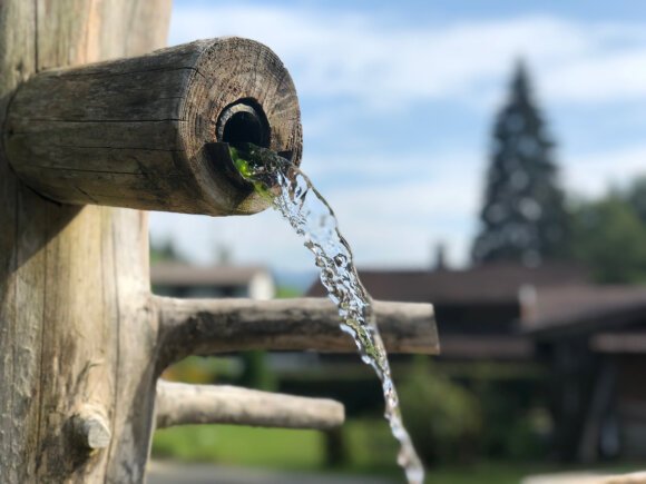 Trinkwasser sprudelt aus dem Brunnen